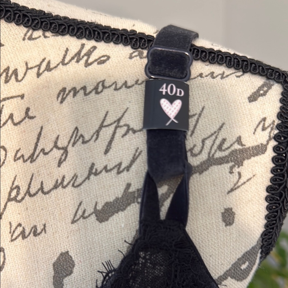 NWT Victoria's Secret Black Velvet and Lace Bra with Underwire Support - 40D - Picture 2 of 7